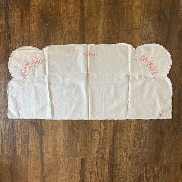 Vintage Set of 2 Hand-Embroidered Dresser Scarves Crochet Edge Pink Flowers - Picture 5 of 7